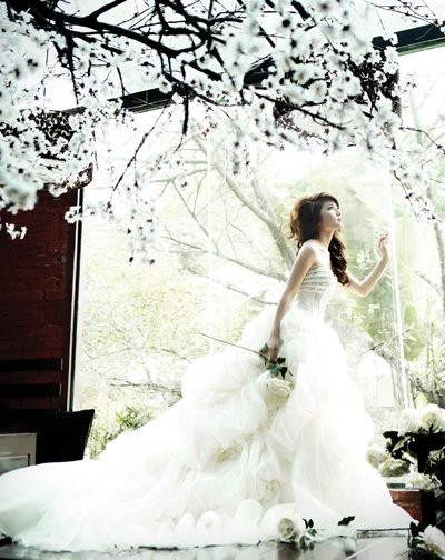 Không khăn voan, cũng chẳng cần vòng hoa đội đầu Lala Mai Chi vẫn cực xinh khi diện đầm cưới.