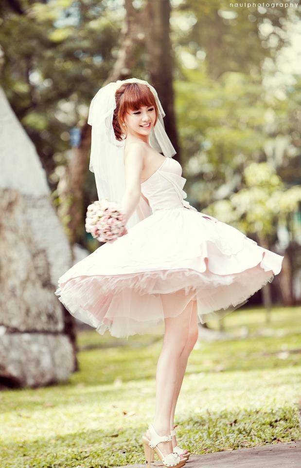 Những chiếc đầm ngắn xinh xắn dành cho cô dâu dễ thương, trẻ trung. Là một trong những hot girl tuổi teen đình đám hiện nay, cô bạn có nick name Huong Angella trông cũng tuyệt xinh trong chiếc váy ngắn xòe rộng.