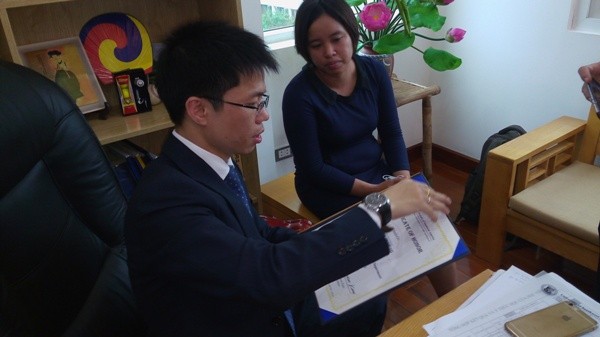 Ông Phan Văn Hưng nói về bằng tiến sĩ của mình với phóng viên (ảnh Trinh Phúc).
