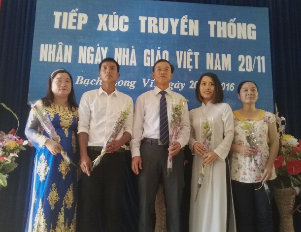 Cô giáo Vũ Thi Hà (người ngoài cùng bên phải) cùng đồng nghiệp nhân ngày nhà giáo Việt Nam (ảnh do nhân vật cung cấp).