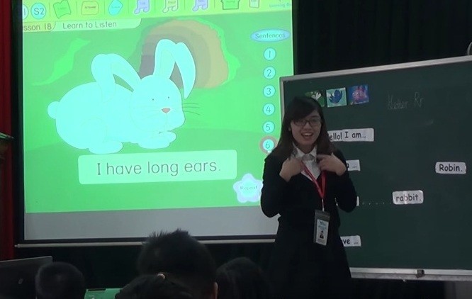 Một tiết dạy mẫu của chương trình tiếng Anh liên kết (ảnh Trinh Phúc, cắt chụp từ video trên mạng).
