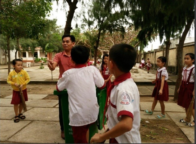 Thầy trò Trường Tiểu học Đông Hải, đảo Phú Quý đang vệ sinh trường học đón Tết (ảnh do bạn đọc cung cấp).