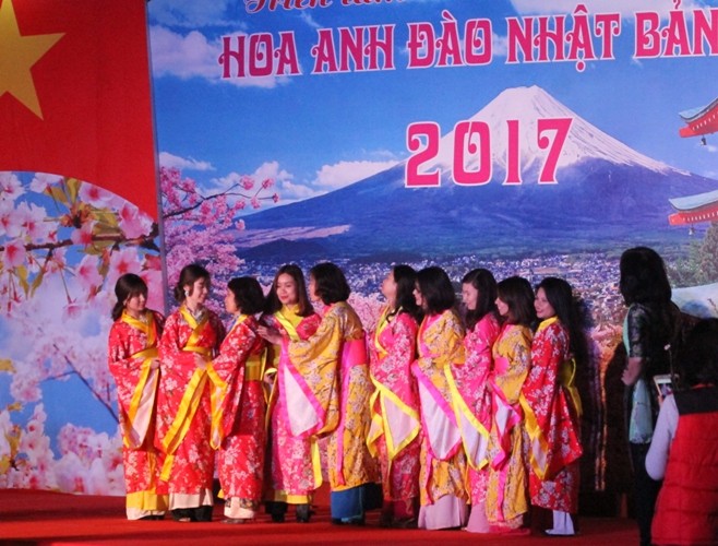 Nhiều thiếu nữ Việt Nam trong trang phục truyền thống của Nhật Bản tham dự lễ hội (ảnh: Như Hải).