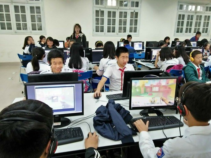 Học sinh chơi game trong giờ dạy học liên kết ngoại ngữ DynEd (ảnh Trinh Phúc).