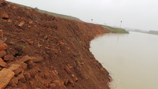 Đoạn sông bị sạt lở ở huyện Quế Vỏ tỉnh Bắc Ninh (ảnh ngồn Zing.vn).