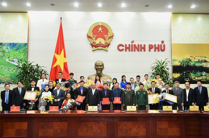 Thủ tướng Chính phủ Nguyễn Xuân Phúc và các gương mặt trẻ tiêu biểu (ảnh chinhphu.vn).