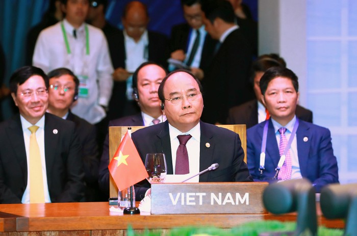 Thủ tướng Chính phủ Nguyễn Xuân Phúc dẫn đầu Đoàn đại biểu cấp cao Việt Nam tham dự Hội nghị Cấp cao ASEAN lần thứ 30 tổ chức tại Philippines (Ảnh: VGP/Quang Hiếu).