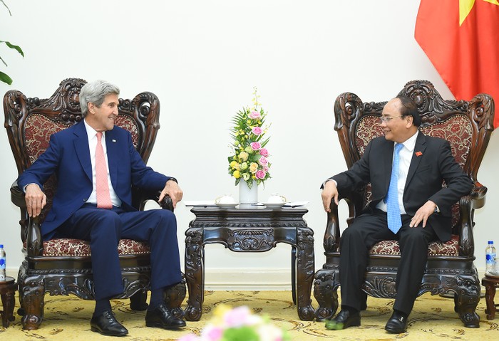 Thủ tướng đề nghị ông John Kerry đóng góp vào việc thúc đẩy quan hệ thương mại hai nước (ảnh Chinhphu.vn).