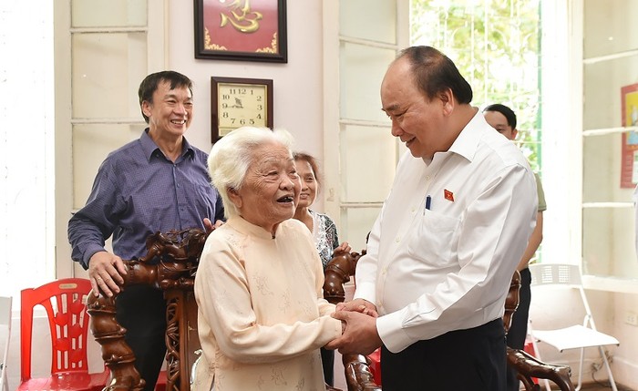 Thủ tướng Nguyễn Xuân Phúc thăm bà Nguyễn Thị Minh, sinh năm 1918, cán bộ lão thành cách mạng. Ảnh: VGP.