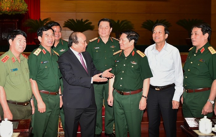 Thủ tướng Nguyễn Xuân Phúc trao đổi với Đại tướng Ngô Xuân Lịch - Bộ trưởng Bộ Quốc phòng cùng các đại biểu tại Hội nghị Quân chính toàn quân (ảnh chinhphu.vn).