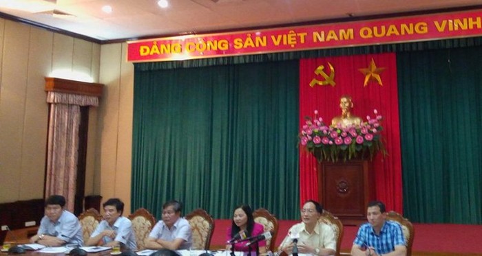 Ông Lê Ngọc Quang - Phó Giám đốc Sở Giáo dục và Đào tạo Hà Nội - ở thứ 3 bên trái sang (ảnh Trinh Phúc).