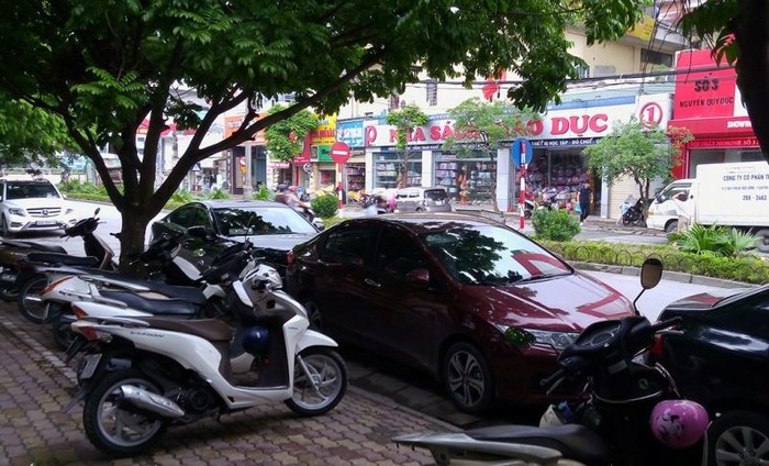 Xe ô tô vẫn dừng, đỗ ở lòng đường phố Nguyễn Quý Đức (ảnh Bạch Đằng).