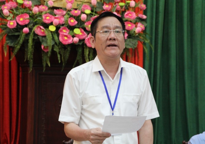 Ông Đặng Hồng Thái Phó Chủ tịch thường trực quận Thanh Xuân trả lờ báo chí (ảnh Bạch Đằng).