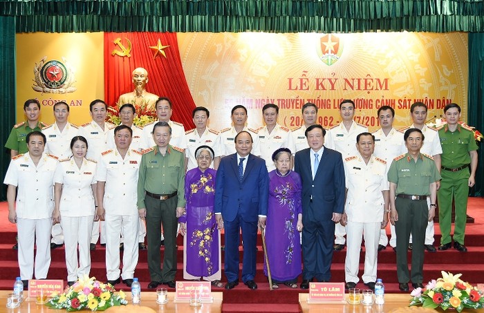 Thủ tướng Nguyễn Xuân Phúc cùng với các đại biểu trong lễ kỷ niệm 55 năm Ngày Chủ tịch Hồ Chí Minh ký Lệnh công bố Pháp lệnh về lực lượng Cảnh sát nhân dân (ảnh chinhphu.vn).