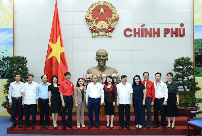 Thủ tướng Nguyễn Xuân Phúc với lãnh đạo Hội Chữ thập đỏ Việt Nam (ảnh Chinhphu.vn).