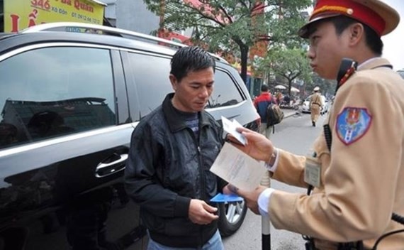 Xử phạt ô tô không mang giấy tờ gốc đang gây hoang mang dư luận (ảnh nguồn báo Sài Gòn Giải phóng).
