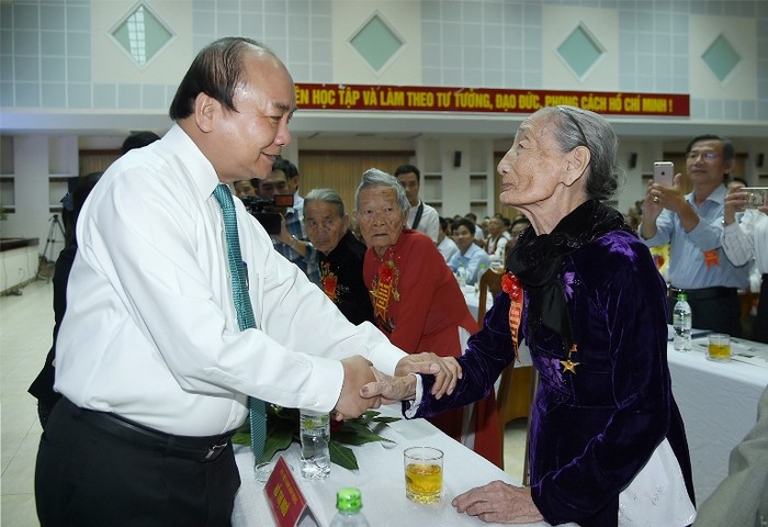 Thủ tướng thăm hỏi, động viên mẹ Việt Nam anh hùng (ảnh chinhphu.vn).