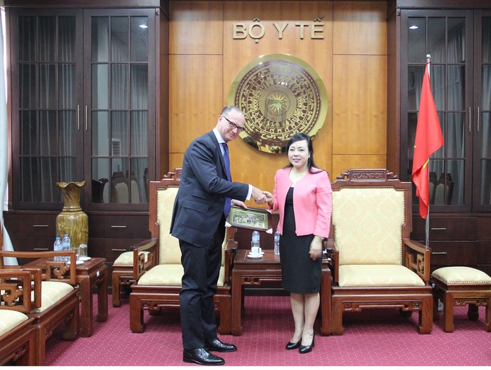 Bộ trưởng Bộ Y tế tặng quà lưu niệm cho Đại sứ đặc mệnh toàn quyền Cộng hòa Áo tại Việt Nam