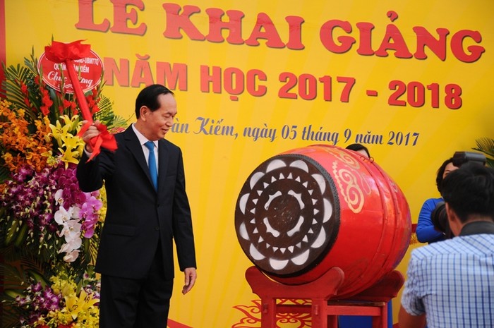 Chủ tịch nước Trần Đại Quang đánh trống khai giảng năm học mới (ảnh Thùy Linh).