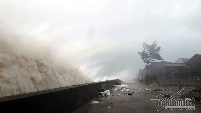 Bão số 10 đã tạo ra cột sóng cao tới gần 10 m ở biển Thiên Cầm, Cẩm Xuyên, Hà Tĩnh (ảnh Vietnamnet.vn).