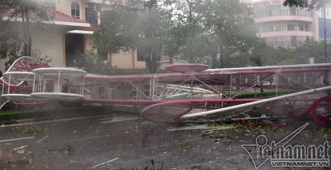 Cổng chào thành phố Đồng Hới, Quảng Bình bị bão quật đổ (ảnh Vietnamnet.vn).