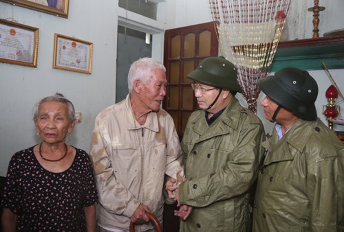 Phó Thủ tướng Trịnh Đình Dũng trực tiếp thăm hỏi người dân ngay khi tâm bão số 10 đi qua (ảnh chinhphu.vn).