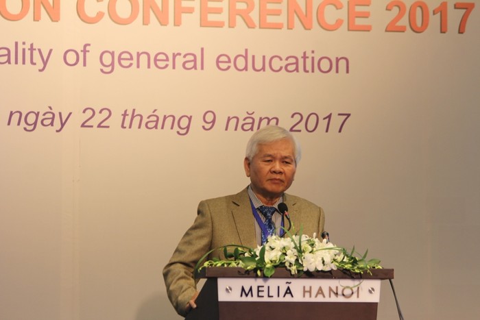 Phó Giáo sư, Tiến sĩ Lê Quang Minh chủ trì phiên thảo luận vấn đề Quản lý giáo dục phổ thông (ảnh Trinh Phúc).
