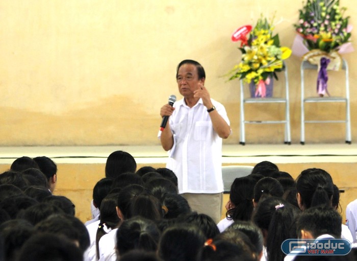 Giáo sư, Tiến sĩ, Nhà giáo nhân dân Nguyễn Lân Dũng giao lưu với học sinh trường Trung học Phổ thông Yên Lạc (ảnh Trinh Phúc).