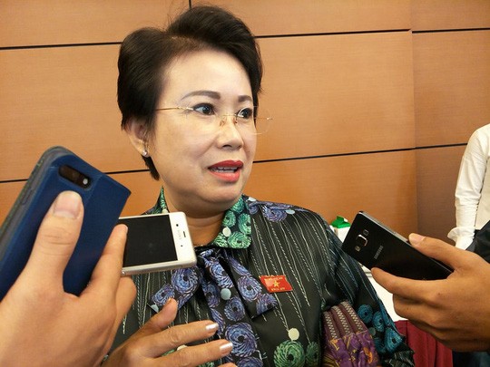 Bà Phan Thị Mỹ Thanh, Trưởng đoàn đại biểu Quốc hội tỉnh Đồng Nai trả lời báo chí vào sáng 24/10 (ảnh NLD).