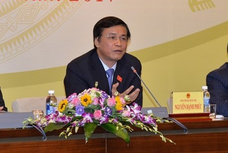 Ông Nguyễn Hạnh Phúc, Tổng thư ký, Chủ nhiệm Văn phòng Quốc hội trả lời báo chí (ảnh quochoi.vn).