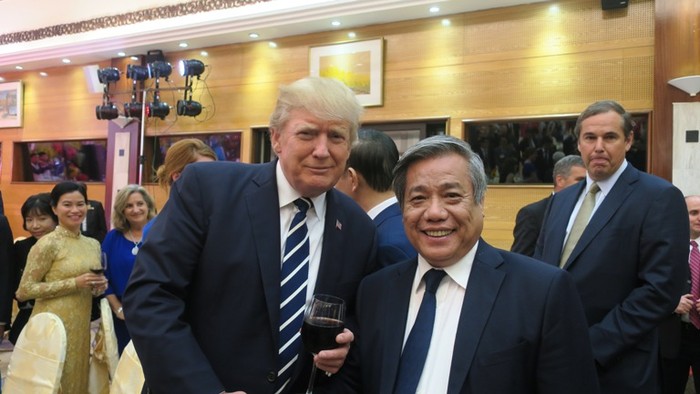 Giáo sư, Tiến sĩ khoa học Vũ Minh Giang chụp ảnh với Tổng thống Hợp chúng quốc Hoa Kỳ Donald Trump (ảnh do Giáo sư Vũ Minh Giang cung cấp).