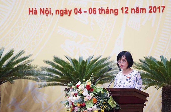 Bà Hồ Vân Nga, Phó Trưởng ban Kinh tế, Ngân sách trình bày báo cáo thẩm tra về tờ trình và dự thảo Nghị quyết của UBND thành phố (ảnh hanoimoi.com.vn).
