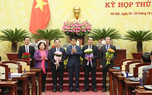 Ông Chử Xuân Dũng người thứ 3 bên trái sang (ảnh hanoimoi.com.vn).