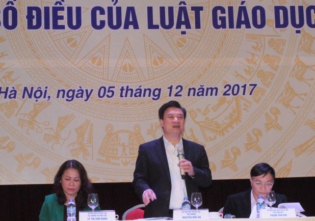 Thứ trưởng Bộ Giáo dục và Đào tạo Nguyễn Hữu Độ điều hành hội thảo (ảnh Trinh Phúc).