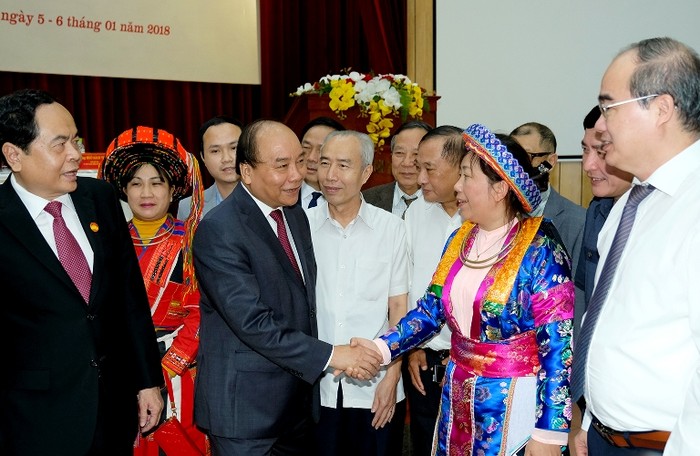 Thủ tướng Chính phủ Nguyễn Xuân Phúc trò chuyện với các đại biểu dự hội nghị (ảnh chinhphu.vn).