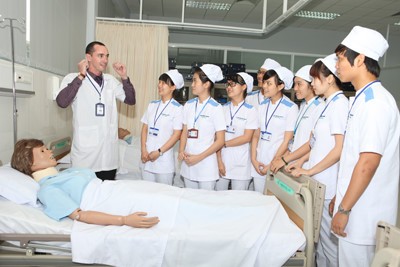 Mục tiêu dài hạn của chương trình là góp phần hỗ trợ Chính phủ Việt Nam giải quyết có hiệu quả các vấn đề ưu tiên của hệ thống y tế. (Ảnh minh họa -nguồn chinhphu.vn).