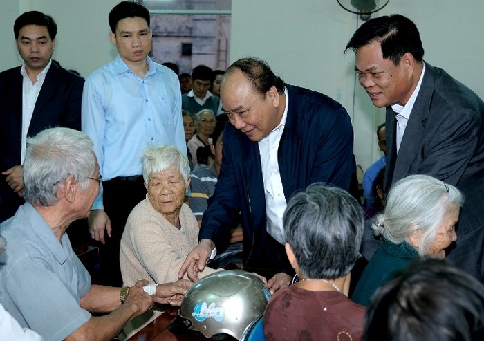 Thủ tướng Chính phủ Nguyễn Xuân Phúc cũng chỉ đạo chính quyền địa phương có kế hoạch chu đáo, lo Tết cho bà con, không để gia đình nào thiếu cơm, lạt muối (ảnh chinhphu.vn).