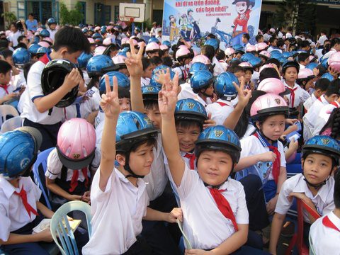 Chỉ thị yêu cầu đặc biệt chú trọng về việc chấp hành đội mũ bảo hiểm cho trẻ em (ảnh minh họa - (nguồn chinhphu.vn).