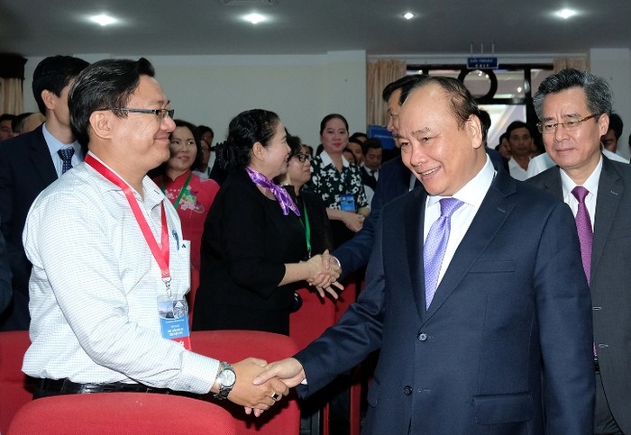 Thủ tướng Chính phủ Nguyễn Xuân Phúc giao lưu với các đại biểu dự hội nghị (ảnh chinhphu.vn).