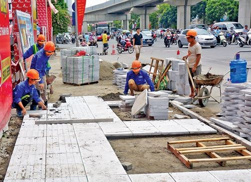 Thanh tra đã chỉ ra nhiều sai phạm trong lát đá vỉa hè tại Hà Nội (ảnh minh họa - nguồn baogiaothong.vn).