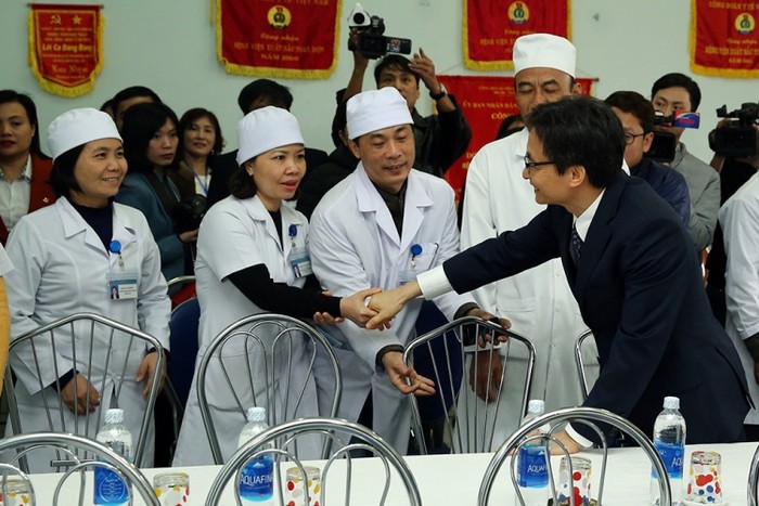 Phó Thủ tướng ghi nhận, biểu dương nỗ lực, cố gắng toàn diện của đội ngũ cán bộ y tế tỉnh Quảng Trị (ảnh chinhphu.vn).