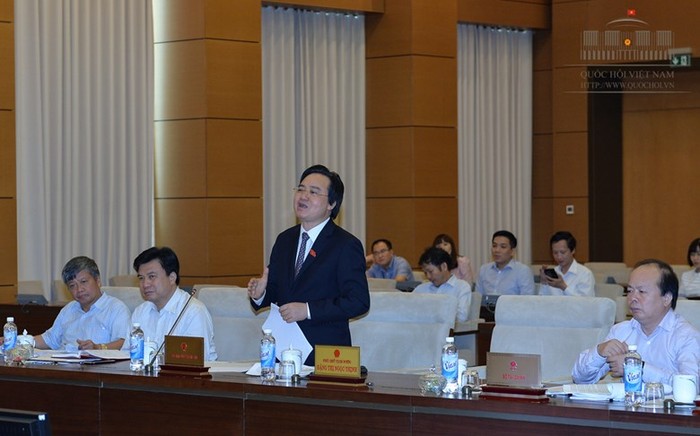 Theo phân công của Thủ tướng tờ trình của Chính phủ về dự án Luật sửa đổi, bổ sung một số điều của Luật giáo dục do Bộ trưởng Phùng Xuân Nhạ trình bày (ảnh quochoi.vn).