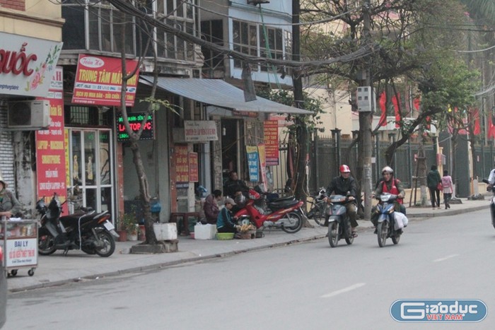 Hệ thống dây cáp viễn thông chằng chịt trên phố Ngô Thì Nhậm (Hà Đông - ảnh Trinh Phúc).