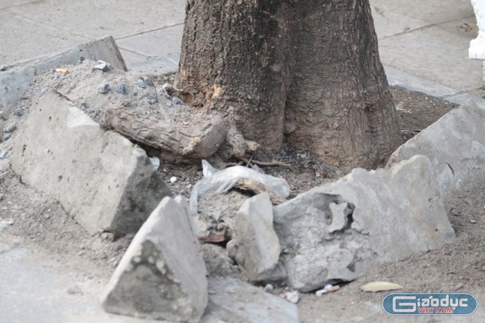 Vật liệu bừa bộn không chịu dọn dẹp (ảnh chụp trên phố Ngô Thì Nhậm - quận Hà Đông, Hà Nội - ảnh Trinh Phúc).