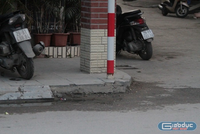 Vừa lát xong đã hư hỏng (ảnh chụp trên phố Ngô Thì Nhậm quận Hà Đông, Hà Nội ảnh Trinh Phúc).