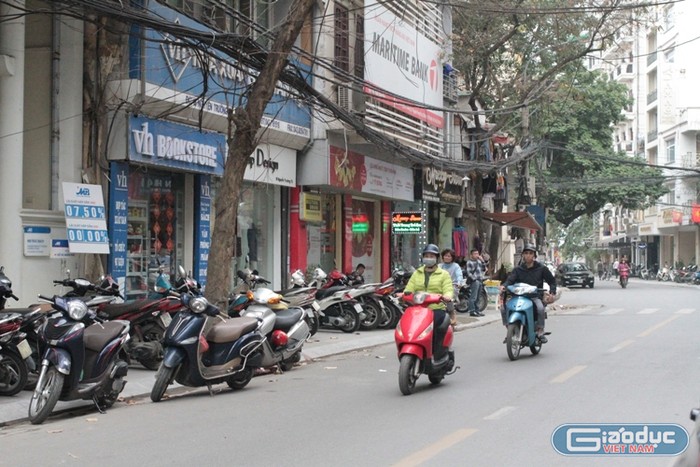 Dây cáp viễn thông chằng chịt trên phố Nguyễn Trường Tộ - ảnh Trinh Phúc.