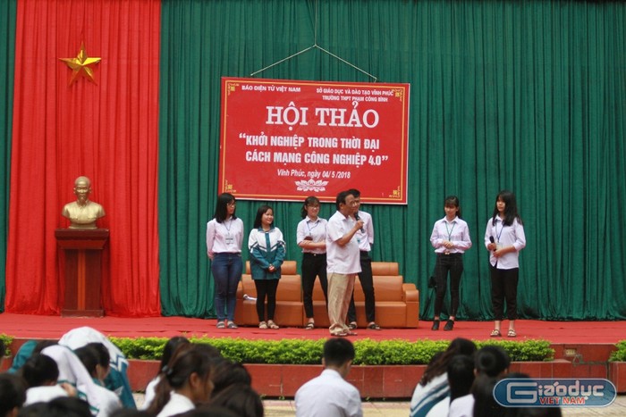 Giáo sư Nguyễn Lân Dũng giao lưu với học sinh Trường Trung học Phổ Thông Phạm Công Bình (ảnh Trinh Phúc).