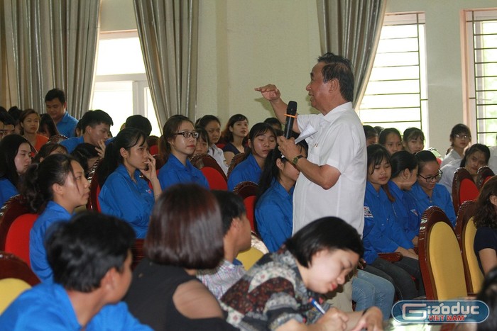 Giáo sư Nguyễn Lân Dũng nói với thanh niên huyện Vĩnh Tường rằng: &quot;Không sợ không giàu, chỉ sợ không có chí&quot; (Trinh Phúc).
