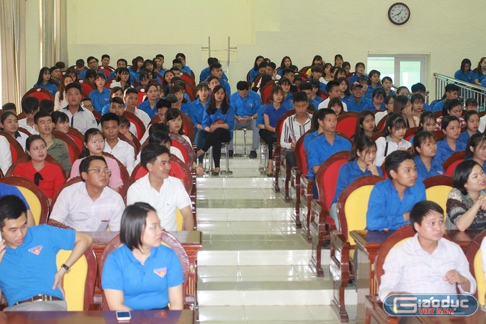 Hàng trăm thanh niên chăm chú lắng nghe những câu chuyện làm giàu từ Giáo sư Nguyễn Lân Dũng (ảnh Trinh Phúc).