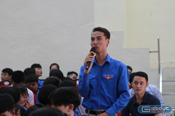 Một đoàn viên đang chia sẻ với giáo sư Nguyễn Lân Dũng về suy nghĩ của mình về khởi nghiệp tại buổi hội thảo (ảnh Trinh Phúc).